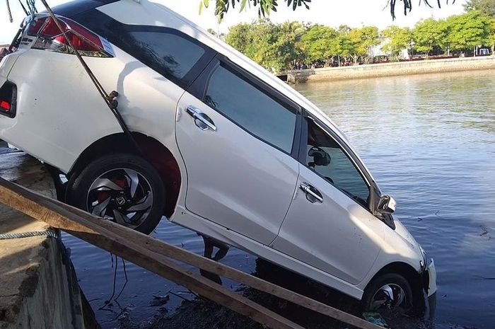 Honda Mobilio dievakuasi setelah kecelup alias terjun ke laut di kawasan Umna Plaza, kota Baubau, Sulawesi Tenggara