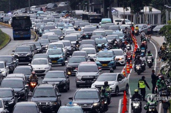Ilustrasi kemacetan mobil dan motor di Jalan Jenderal Sudirman, Jakarta