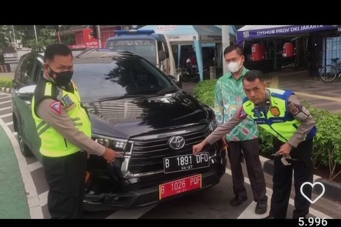 Toyota Kijang Innova ketahuan Polisi pakai pelat merah palsu di Bundaran HI, Jakarta Pusat