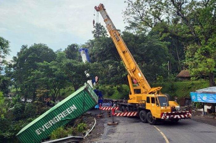 Proses evakuasi peti kemas yang terperosok ke jurang di Jalan Raya Jambu-Semarang, tepatnya di tikungan Kalimalang, Kecamatan Jambu, Kabupaten Semarang, Kamis (15/12/2022). 