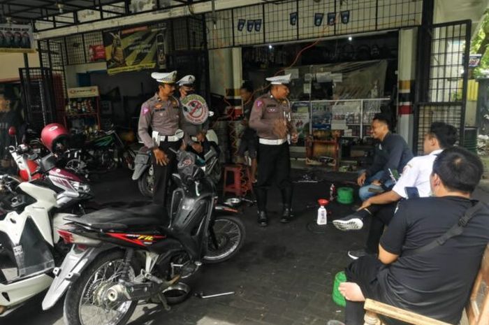 Sosialisasi larangan memasang knalpot brong di bengkel-bengkel yang dilakukan Satlantas Polres Bojonegoro.