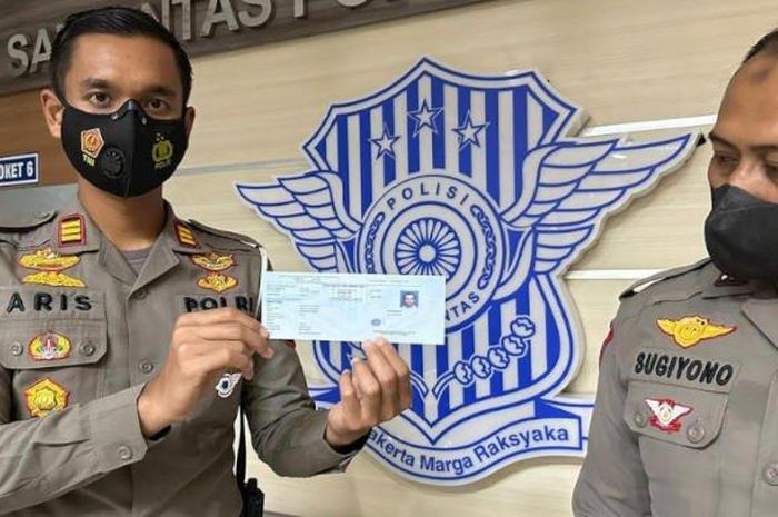 Kasat Lantas Polres Lamongan, AKP Aristianto Budi Sutrisno menunjukan surat tanda bukti SIM sementara, Jumat (16/12/2022).