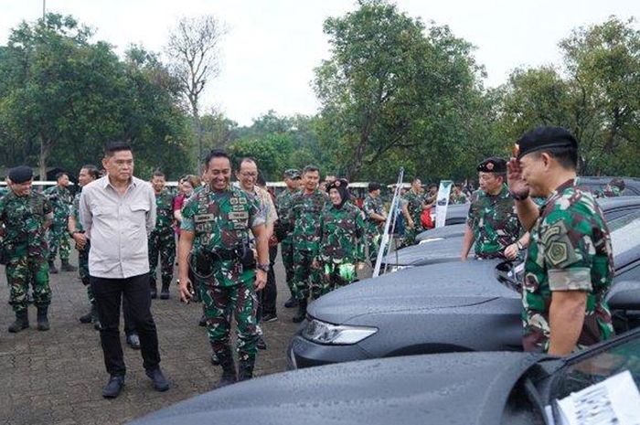 Panglima TNI Jenderal TNI Andika Perkasa menyerahkan secara simbolis 388 unit kendaraan dinas roda empat dan roda dua kepada komandan satuan secara simbolis di Lapangan Parkir Gor A Yani Mabes TNI Cilangkap pada Jumat (16/12/2022). 