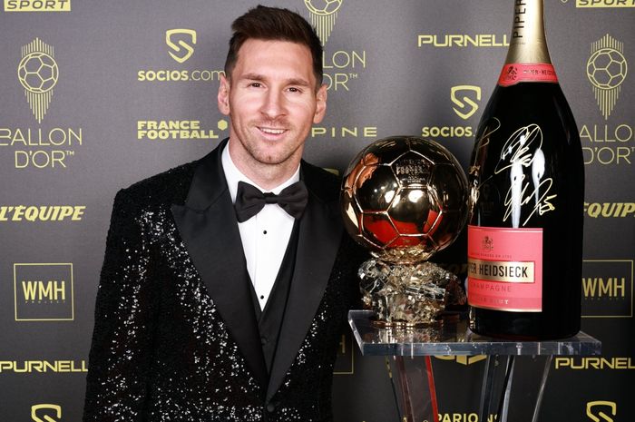 Lionel Messi saat meraih gelar Ballon d'Or 2021.
