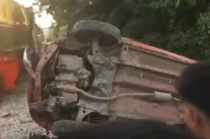 Toyota Agya berisi satu keluarga ditusuk kereta api (KA) Sibinuang hingga gelimpang dan terseret 200 meter, seluruh penumpang tewas