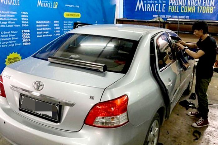 Ilustrasi pemasangan kaca film mobil dari Miracle, harga mulai Rp 100 ribuan.