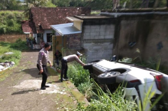 Mitsubishi Xpander Cross terpelanting usai menebas Honda Vario 125 hingga satu nyawa melayang di Jl Jamanis, Tasikmalaya, Jawa Barat