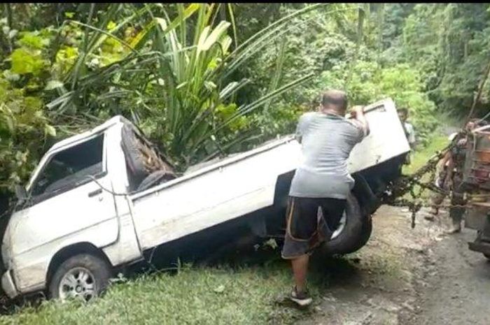 Proses evakuasi Suzuki Carry yang baru dibeli terjun ke jurang sedalam 30 meter di tanjakan Cisarakan, Palabuhanratu, Sukabumi, Jawa Barat
