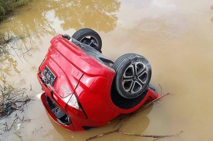 Kondisi Honda HR-V yang terjun ke sawah di jalan Nasional lintas Banda Aceh-Meulaboh, kawasan Desa Peuribu, Kecamatan Arongan Lambalek, Kabupaten Aceh Barat, Minggu (18/12/2022). 