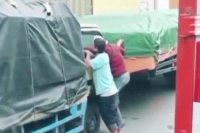 Tangkapan layar video amatir merekam aksi perampokan terhadap sopir truk di Jalan Perintis Kemerdekaan, Pulogadung, Jakarta Timur 