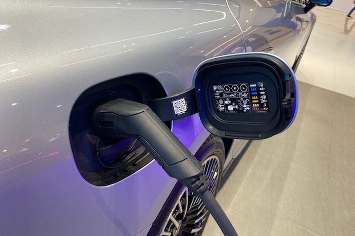 Ilustrasi. Pengisian ulang baterai mobil listrik Mercedes-Benz EQS 450+