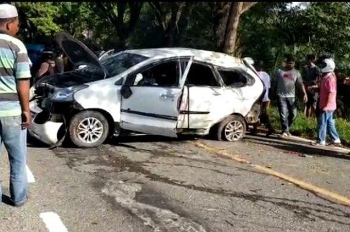 Daihatsu Xenia mengalami kecelakaan oleng dan menbarak pohon  menghindari jalan berlubang di Nagan Raya, Aceh, pada Rabu (21/12/2022). 