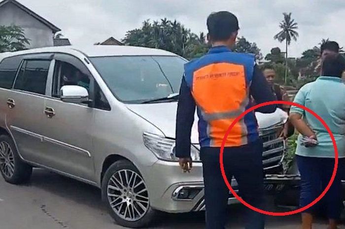 Ujung bodi depan kiri Toyota Kijang Innova teriris akibat sopir enggak sabaran, disambar kereta api di Jl Pertanian, Martapura, Ogan Komering Ulu Timur