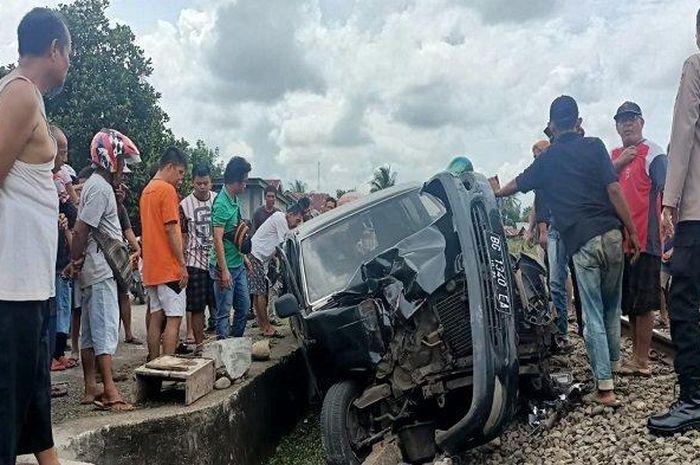 Toyota Kijang Kapsul berubah bentuk, ringsek dihantam kereta api di kelurahan Pasar Lama, Lahat, Sumatera Selatan