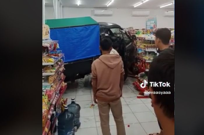 Tangkap layar video viral mobil tahu bulat tabrak pintu kaca dan masuk minimarket di Cianjur, Selasa (20/12/2022).