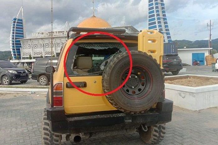 Kaca belakang Suzuki Escudo dipecah maling ambul uang tunai Rp 230 juta di dalam kabin saat ditinggal pemilik salat zuhur di masjid Al Alam Kendari, Sulawesi Tenggara