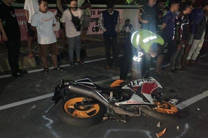 Pengendara Honda CBR meninggal diduga menabrak dump truck di turunan Jati Pulo, Jalan Tomang Raya, Jakarta Barat, Rabu (21/12/2022).