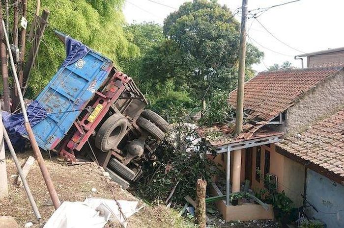 Truk mengalami kecelakaan di Jalan Raya Cianting, tepatnya di Desa Cianting, Kecamatan Sukatani, Kabupaten Purwakarta pada Rabu (21/12/2022) dini hari.