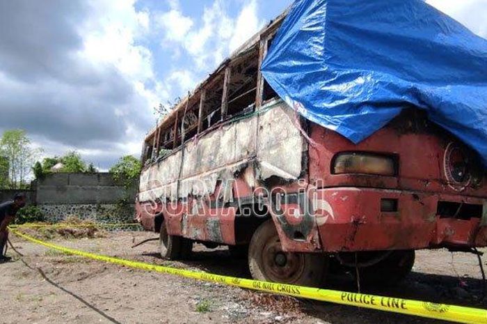 Bus mangkrak milik Paguyuban Kawula Alit di lahan kosong kota Blitar, Jawa Timur dibakar dua bocah SD karena dianggap angker