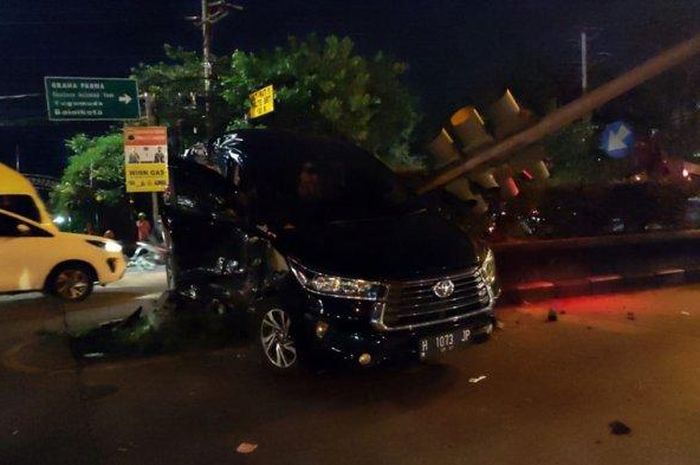 Toyota Kijang Innova Reborn diseret dump truck 10 meter saat sama-sama hendak masuk gerbang tol Krapyak, Semarang