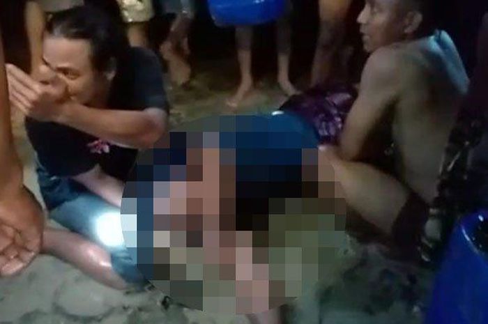 Banjir bandang di Tuban Selatan membuat satu keluarga yang mengendarai motor terseret arus deras, Rabu (21/12/2022). 