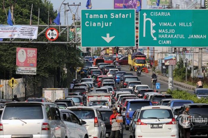 Saat malam tahun baru 2023, jalan raya Puncak, Bogor ditutup
