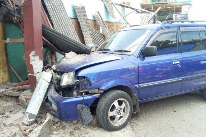 Toyota Kijang Kapsul tebas Yamaha NMAX dan dua teras rumah warga hingga ambrol di Matesih, Karanganyar, Jawa Tengah