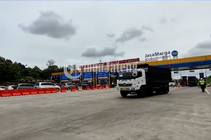 GT Kalikangkung, Semarang, Jawa Tengah terpantau dipadati kendaraan, Jumat (23/12/2022).