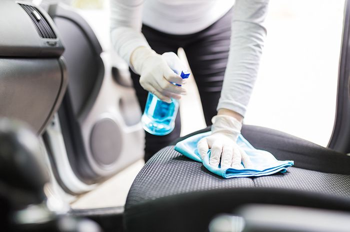 Interior bau apek bisa diakibatkan dari tumpahan makanan atau minuman di kabin