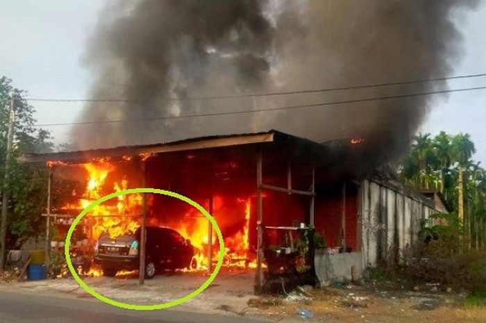 Dalam lingkaran hijau, Toyota Kijang Innova ikut dikunyah api kebakaran dua ruko penjualan gas elpiji di Gampong Drien Rampak, Arongan Lambalek, Aceh Barat