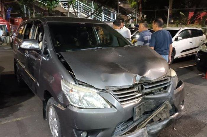 Kijang Innova bonyok tabrak motor lalu kabur, sopir dikeroyok