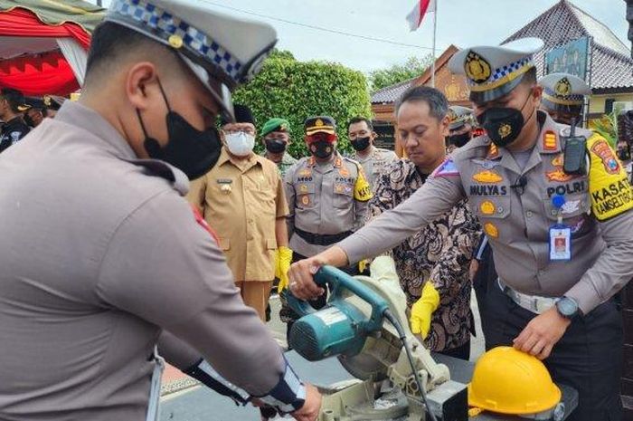 Polres Blitar Kota musnahkan puluhan knalpot brong  dan ribuan botol miras menjelang Nataru 2023, Jumat (23/12/2022).