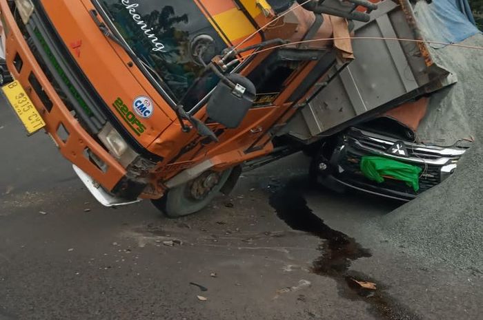 (Sebuah truk bermuatan pasir terlibat kecelakaan dengan mobil dinas TNI di Jalan Raya Transyogi, Cimanggis, Depok pada Jumat (23/12/2022)