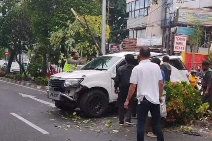 Toyota Fortuner bernopol B-1835-TJH terguling usai menghantam pohon di Jalan Ngagel Jaya Selatan, Pucang Sewu, Surabaya, Jumat (23/12/2022)