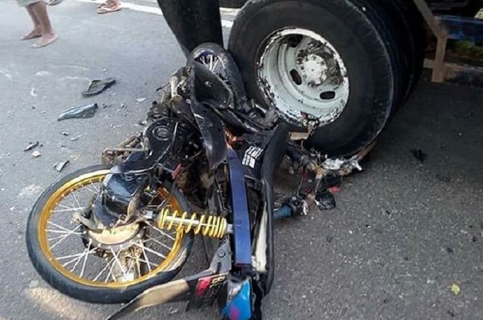 Ilustrasi kecelakaan motor gagal salip truk dari sebelah kiri.