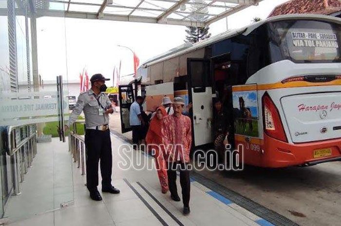 Petugas mengarahkan penumpang yang baru datang di Terminal Tipe A Patria Blitar, Sabtu (24/12/2022). 