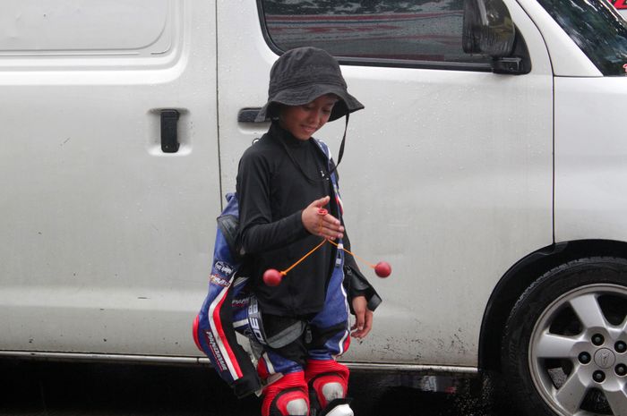 Gara-gara viral di TikTok, mainan jadul Lato-lato kini juga digandrungi para pembalap muda Indonesia.