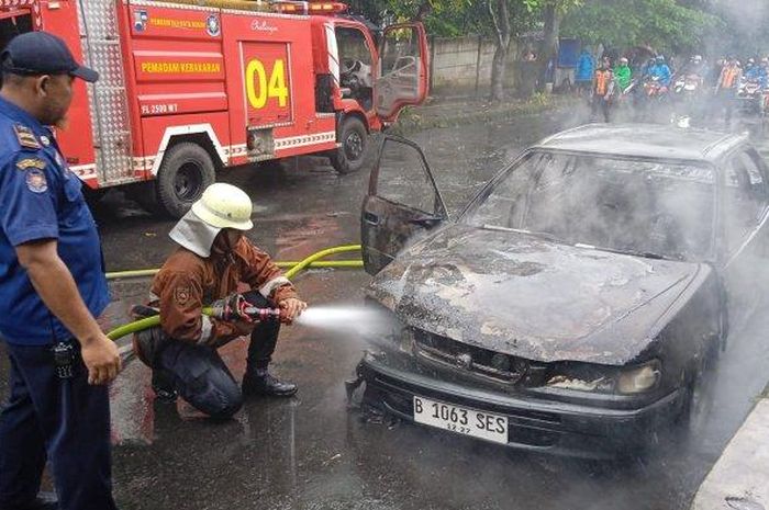 Toyota Corolla yang terbakar saat keluar dari Gerbang Tol (GT) Bogor.