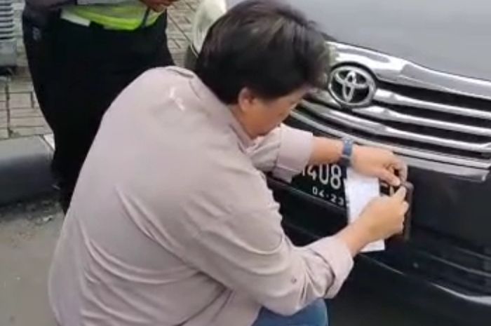 Pengendara Toyota Innova (pelat merah) kedapatan gunakan pelat palsu di Jakarta Timur