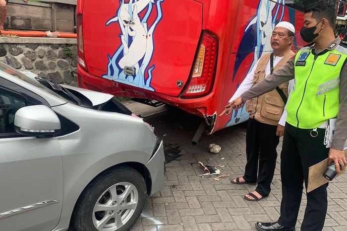 Daihatsu Ayla parkir tabrak bus DPRD Kota Surabaya setelah disodok Toyota Kijang Innova dari belakang di parkiran Makam Sunan Giri, Gresik, 6 siswi jadi korban