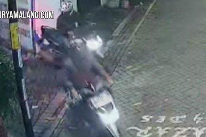 Dua maling motor terekam CCTV di rumah Jalan Kedung Tarukan Baru IVE Nomor 15, Mojo, Gubeng, Surabaya, Selasa (20/12/2022) dini hari. 