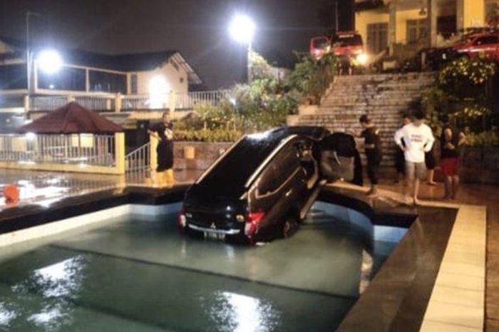 Proses evakuasi Mitsubishi Pajero Sport yang masuk ke dalam kolam renang di salah satu vila di Kabupaten Bogor. 