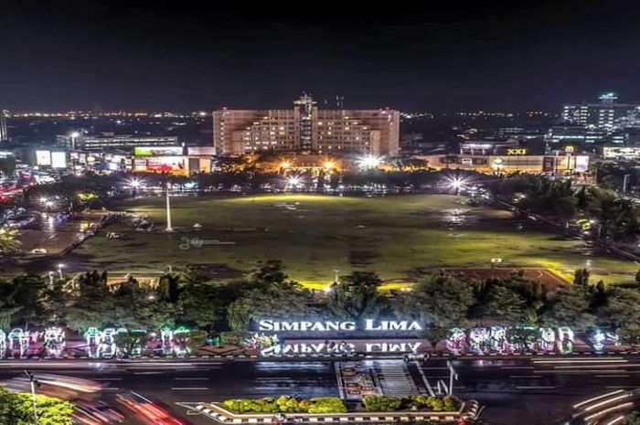 Kondisi Simpang Lima Semarang saat malam hari. 