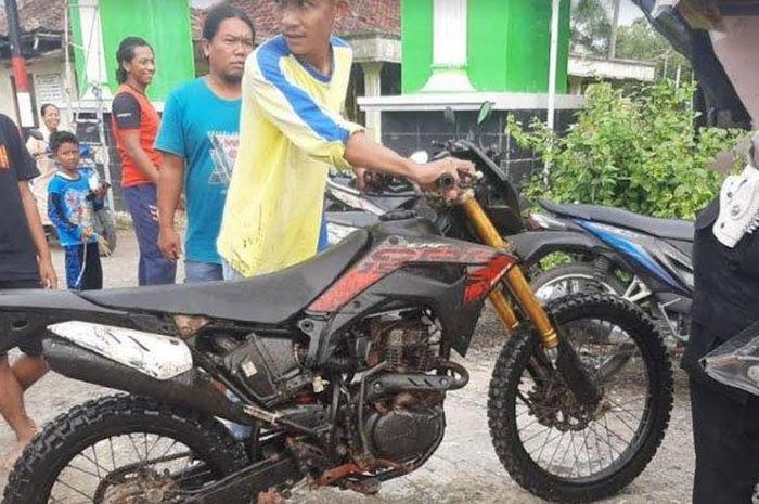 Honda CRF yang ditemukan Tarmudji saat mencari ikan di Waduk Mojomanis Kabupaten Lamongan, dibawa ke Polsek Kembangbahu, Selasa (27/12/2022).
