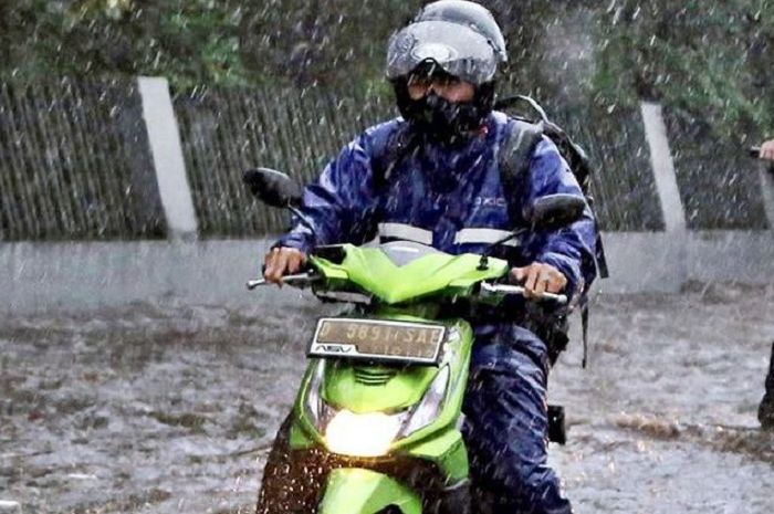 Ilustrasi pemotor berkendara saat hujan lebat. BMKG sebut ada potensi cuaca ekstrem dua hari kedepan.