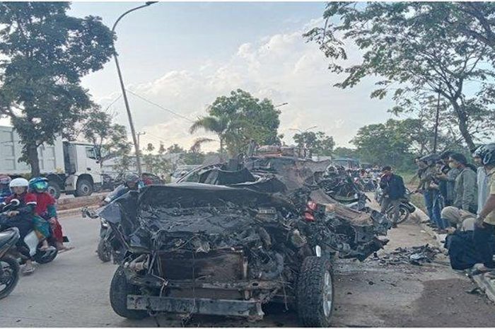 Toyota Kijang Innova hancur lebur tak berbentuk di Jl Soekarno-Hatta, Palembang, Sumatera Selatan usai tabrak truk parkir