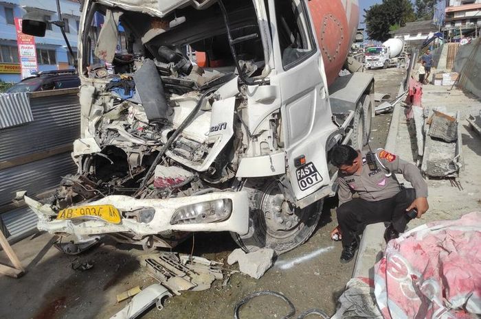 Truk molen rem blong di turunan maut Muara Rapak, Balikpapan. Satu nyawa melayang