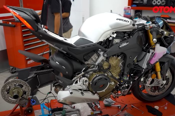 Ducati Panigale V4 S ganti knalpot racing, butuh waktu 9 jam!