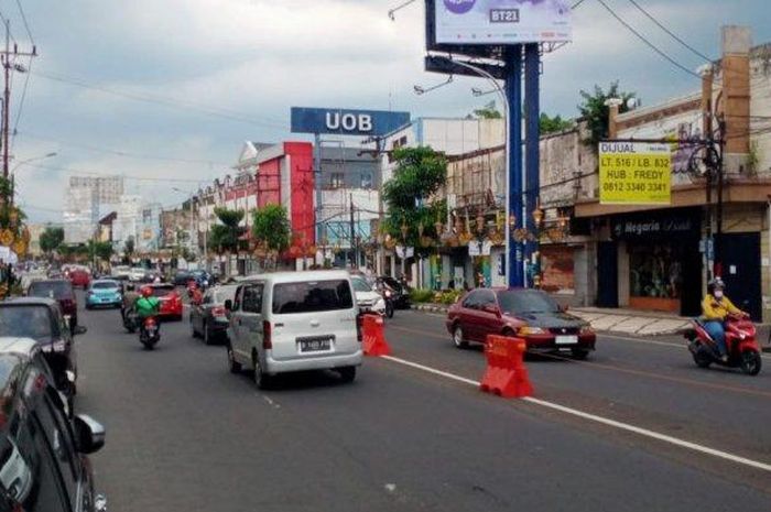 Arus lalu lintas di  sekitar Kayutangan Heritage Kota Malang.