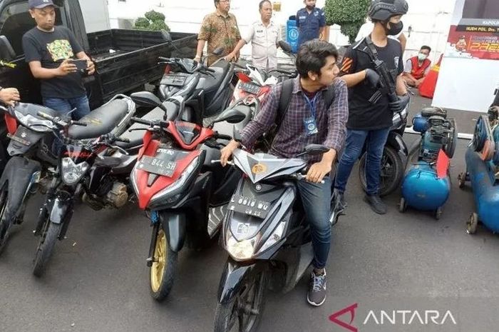 Thoriq Alatas duduk di atas Yamaha Mio 125 miliknya yang sempat hilang dicuri, setelah ditemukan Polisi ucap makasih ke maling karena bodi motornya kinclong lagi